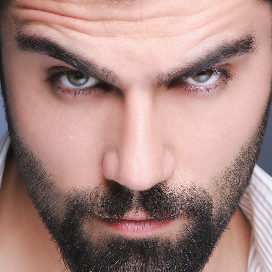 uomo con occhi verdi e barba