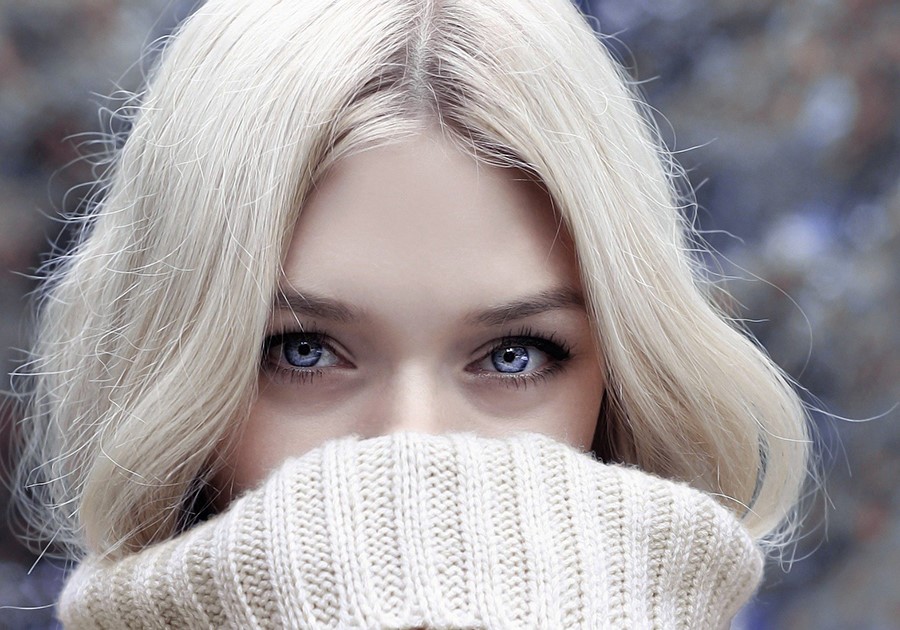 donna bionda occhi azzurri