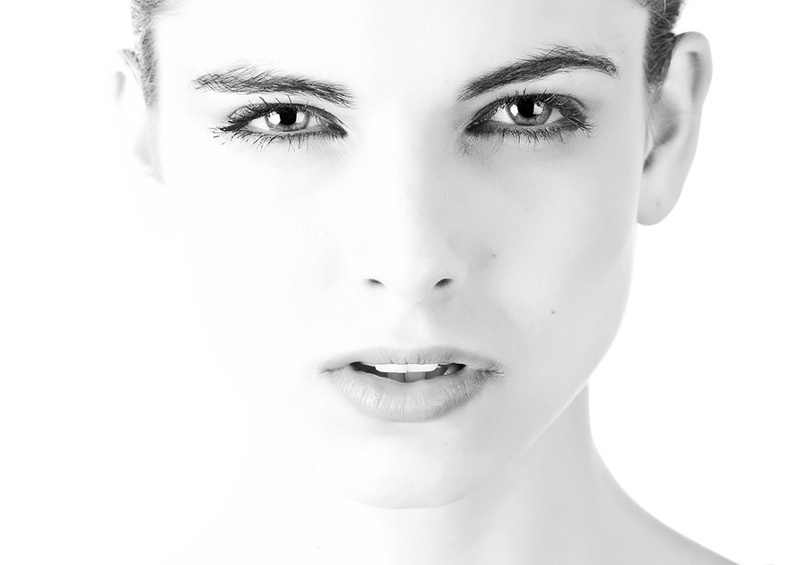 viso donna inbianco e nero