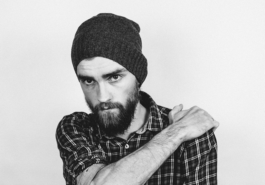 uomo con cappello e barba